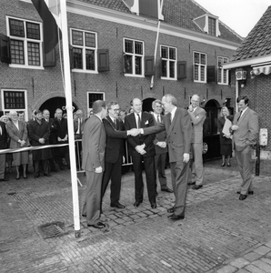 841703 Afbeelding van de overdracht van de gemeente Woerden van de provincie Zuid-Holland naar de provincie Utrecht, in ...